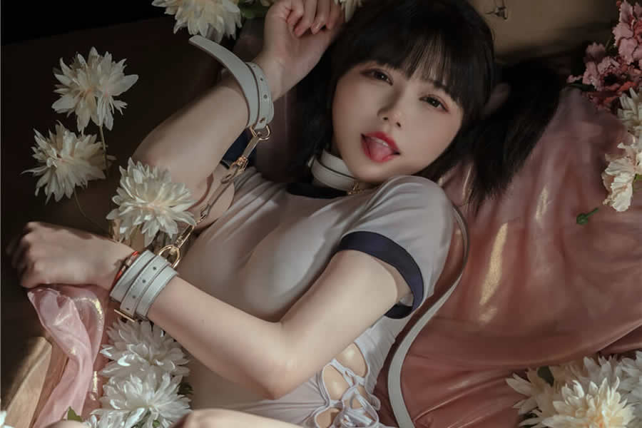 图片[2] - 七月喵子双手向下压的图片，是无敌感性火辣的身材 - 柒兔瞄