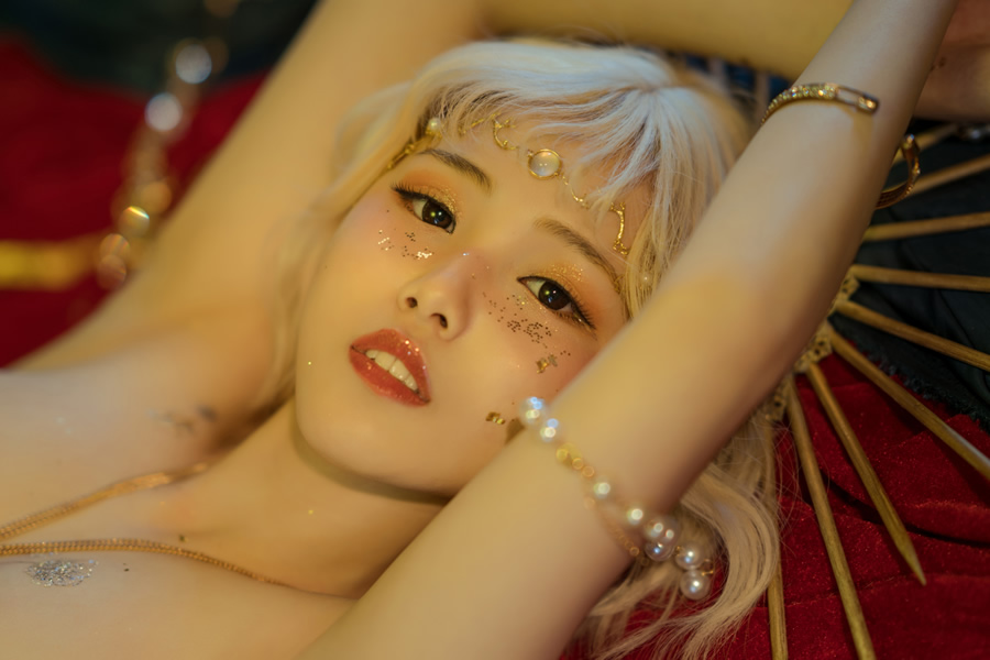 图片[3] - 七月喵子双手向下压的图片，是无敌感性火辣的身材 - 柒兔瞄