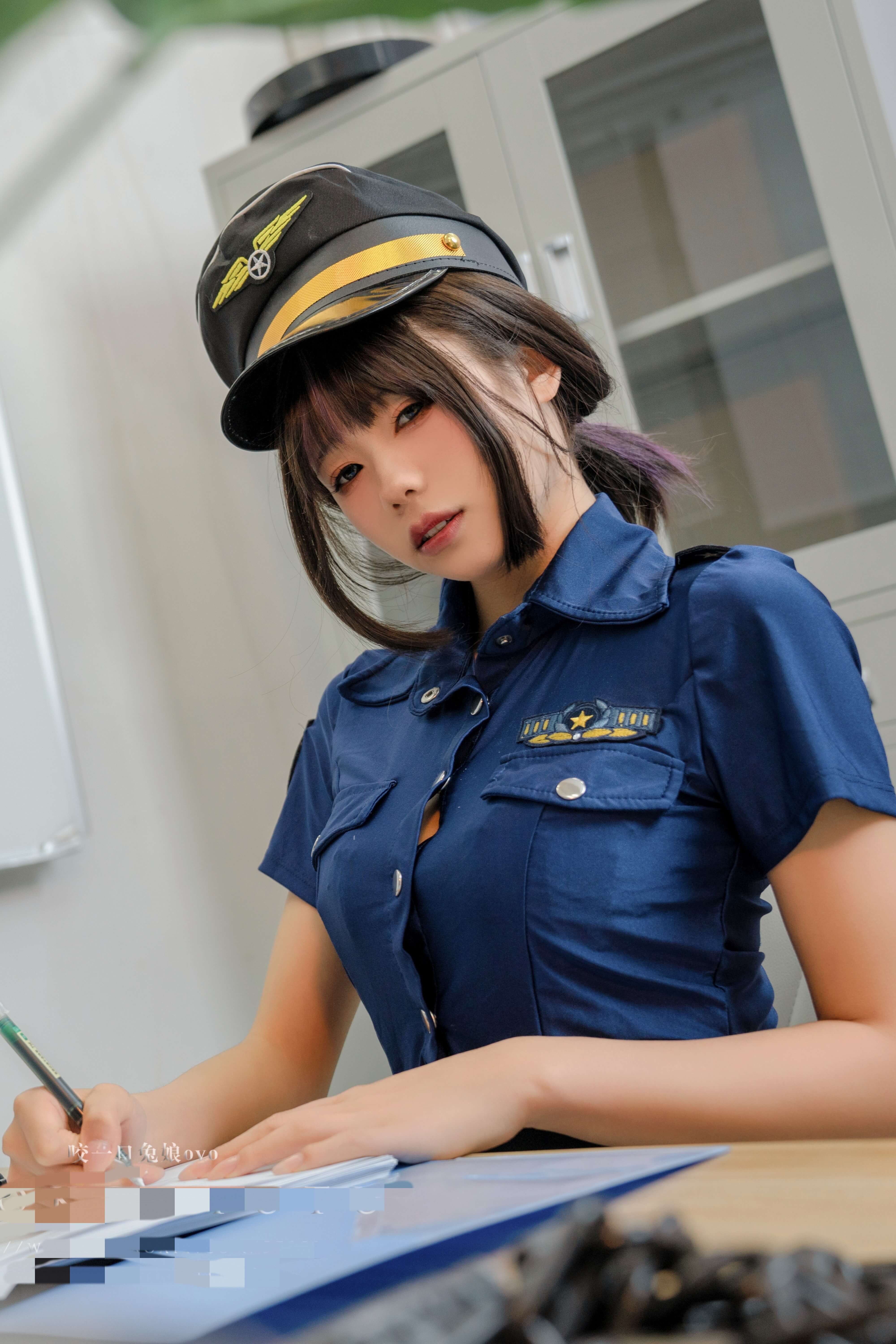 咬一口兔娘cos《乌龙女警》，时尚与力量的碰撞！ - 柒兔瞄