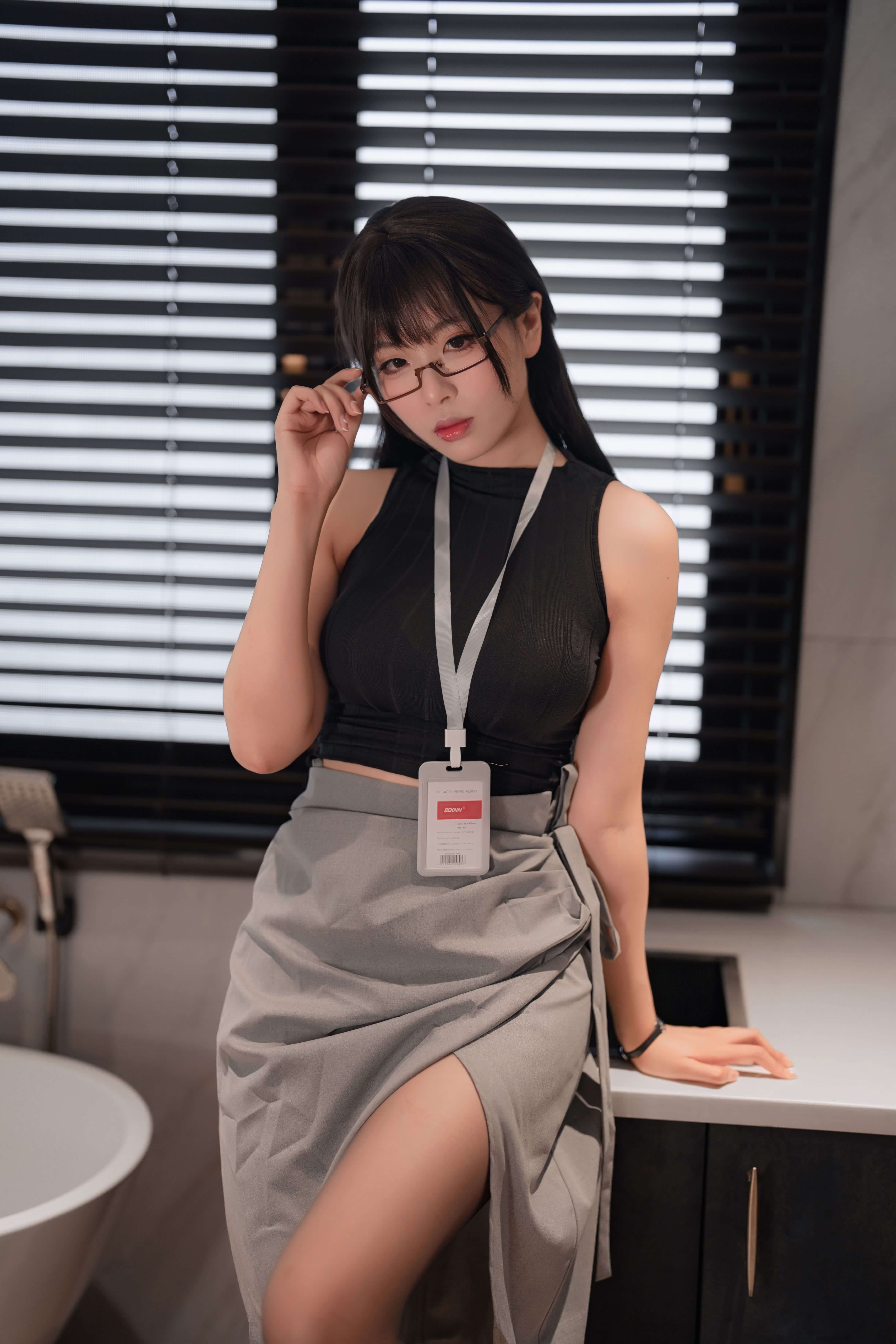 轩萧学姐最新cos作品《眼镜娘》，透明眼镜框时尚酷感娇俏学姐 - 柒兔瞄