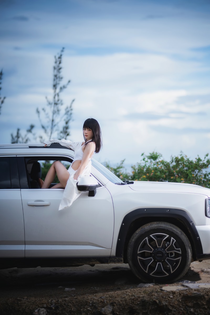 图片[2] - 桜桃喵白色车手服COS《车车》，如云朵般飘逸仙女妹子！ - 柒兔瞄